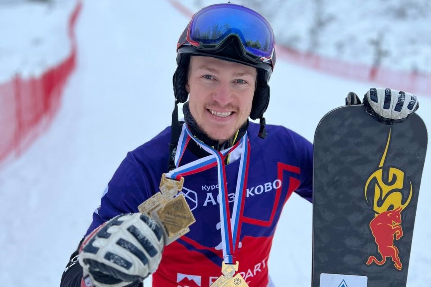 Выступающий при поддержке Стройсервиса российский сноубордист Дмитрий Логинов завоевал два золота на международных соревнованиях. Стройсервис