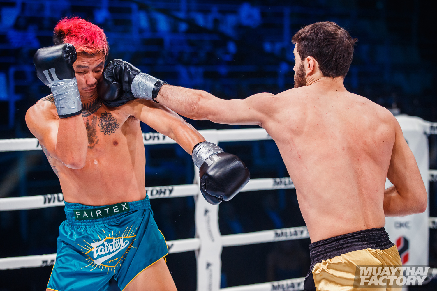 В Кузбассе суперзвезды мирового тайского бокса показали зрелищные бои в финале Muaythai Factory. Стройсервис