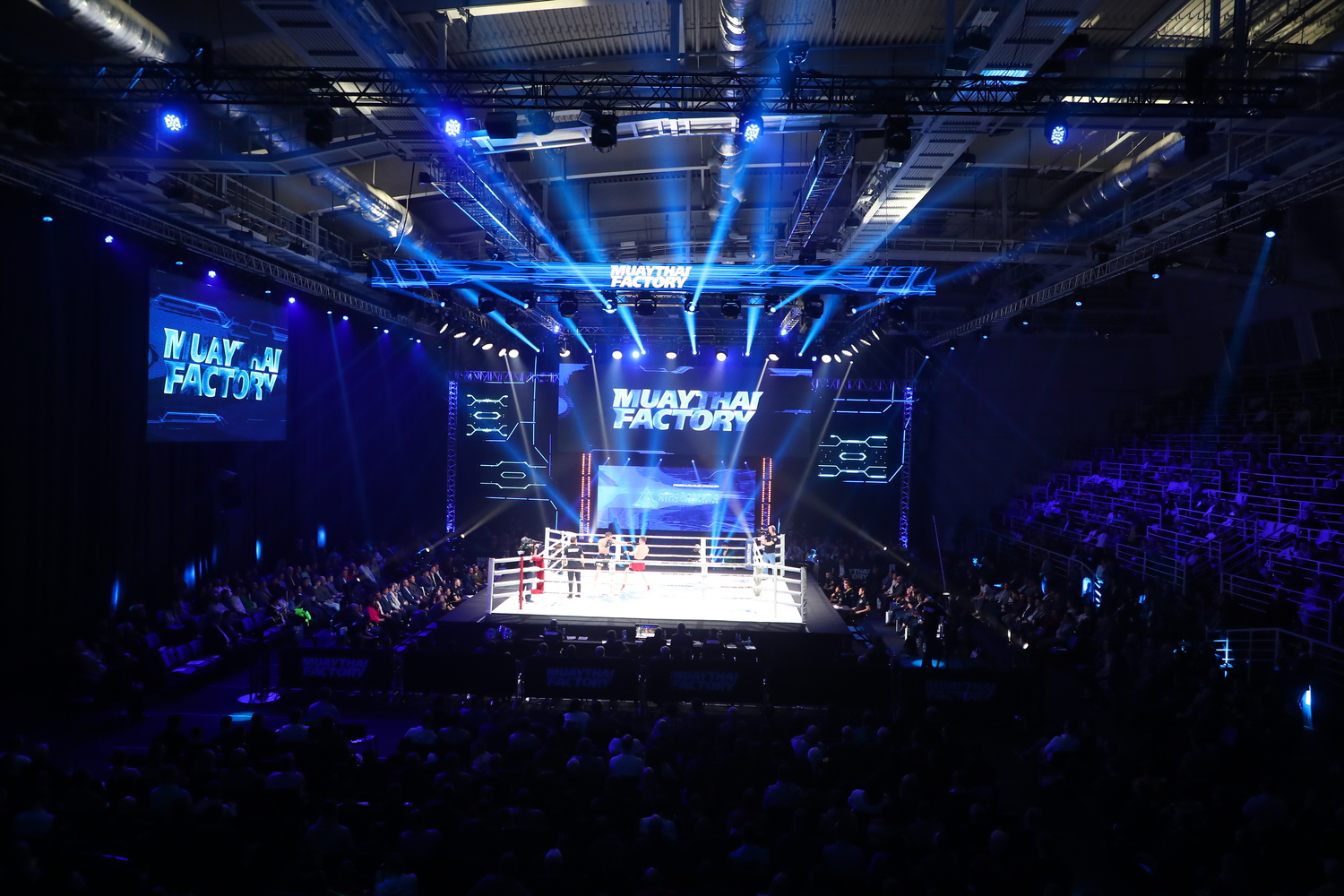 В Кузбассе суперзвезды мирового тайского бокса показали зрелищные бои в финале Muaythai Factory. Стройсервис