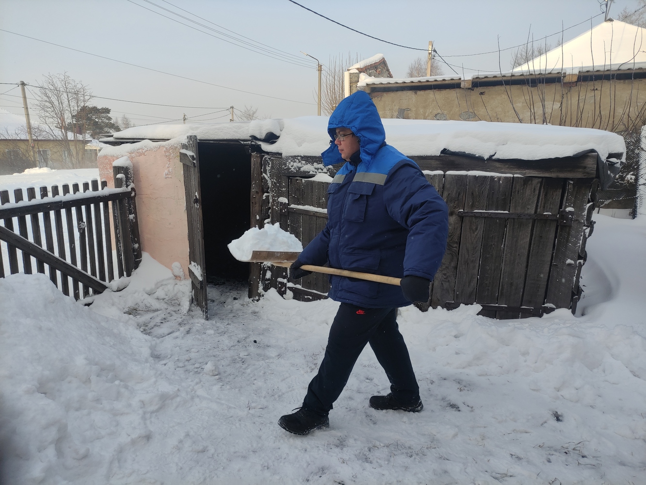Специалисты разреза Пермяковский помогли труженице тыла очистить двор от снега. Стройсервис