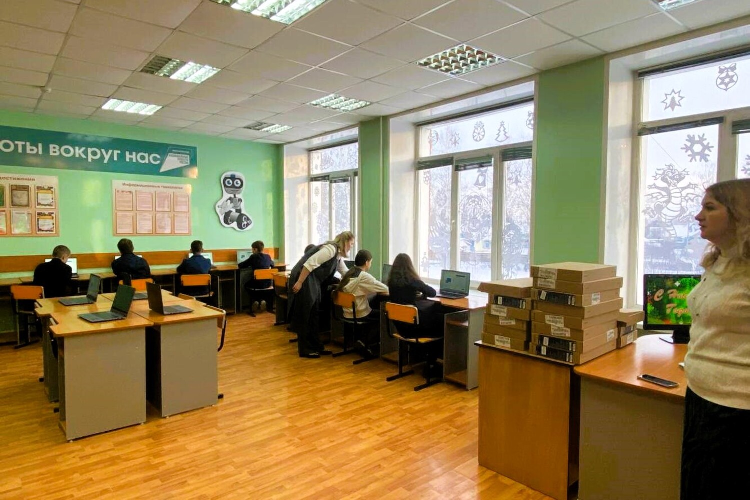 Шахта №12 оснастила учебные классы школы №51 в прокопьевском поселке Северный Маганак новыми компьютерами. Стройсервис