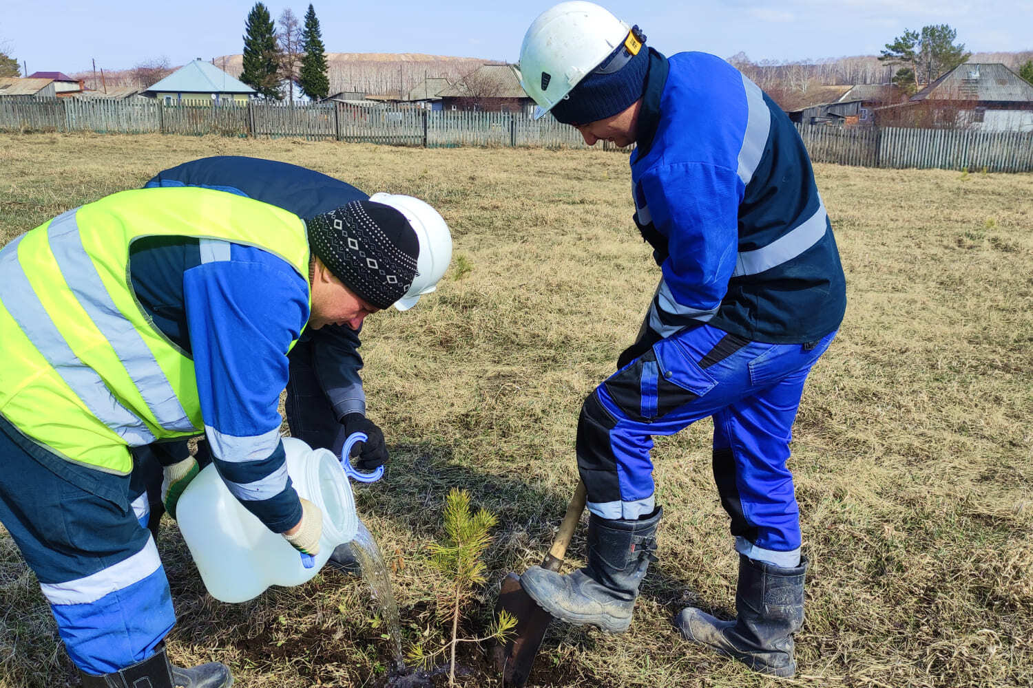 Сотрудники разреза Пермяковский высадили деревья и восстановили забор в селе Евтино. Стройсервис