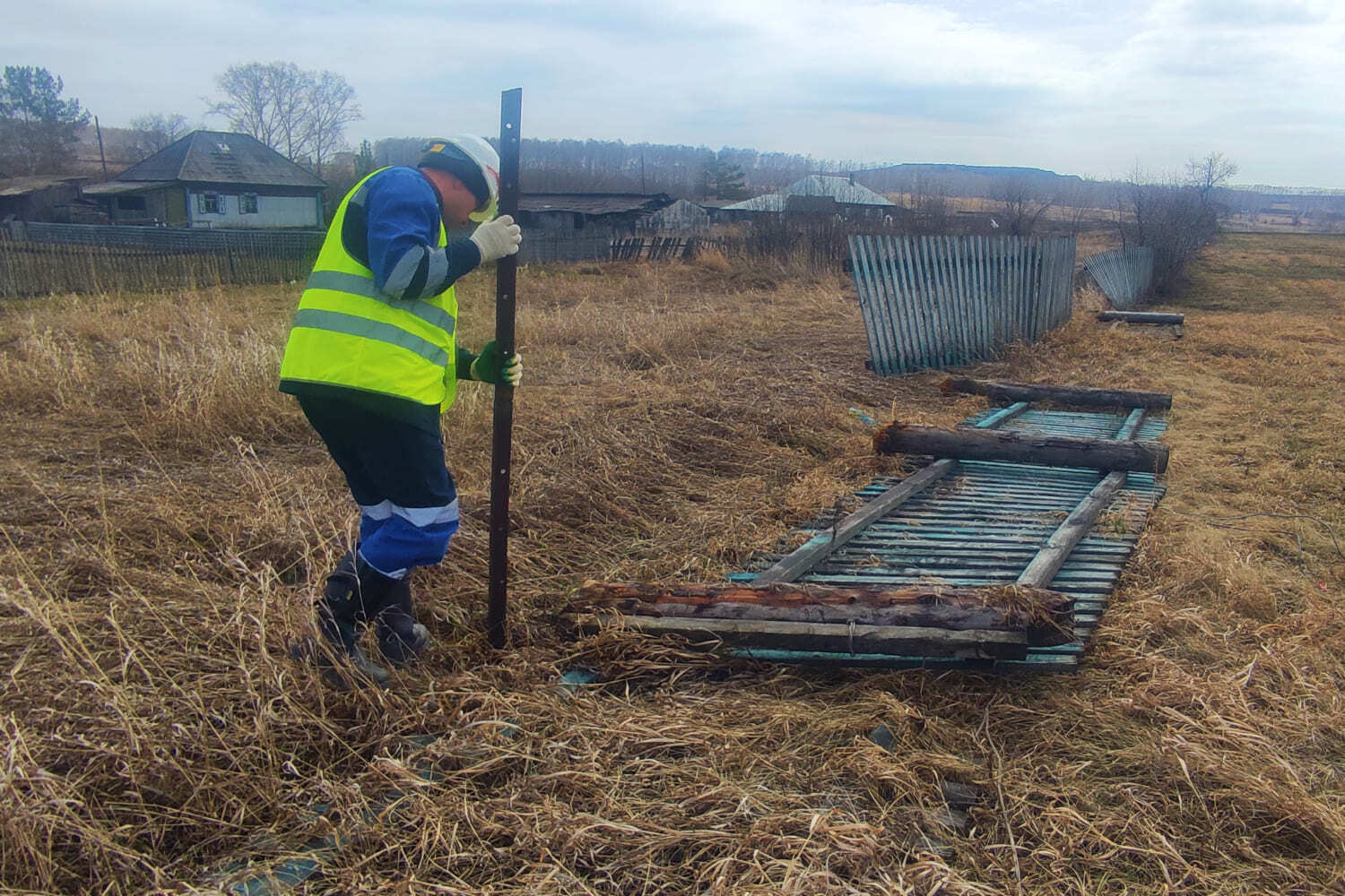 Сотрудники разреза Пермяковский высадили деревья и восстановили забор в селе Евтино. Стройсервис
