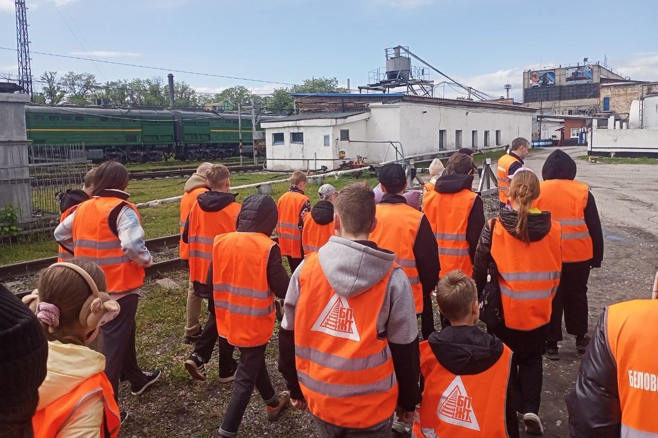 Беловским школьникам показали, как устроен локомотив изнутри на экскурсии в БПЖТ. Стройсервис