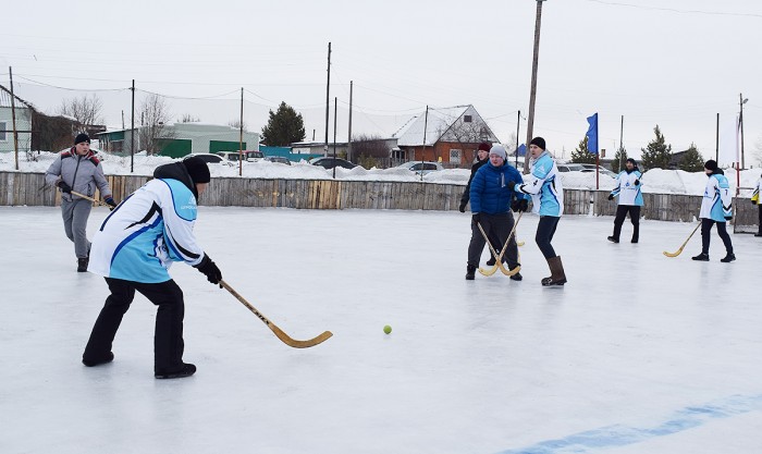Горняки Стройсервиса играют в хоккей на валенках с селянами Беловского района. Стройсервис