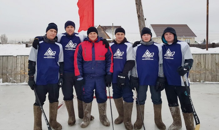 Горняки Стройсервиса играют в хоккей на валенках с селянами Беловского района. Стройсервис